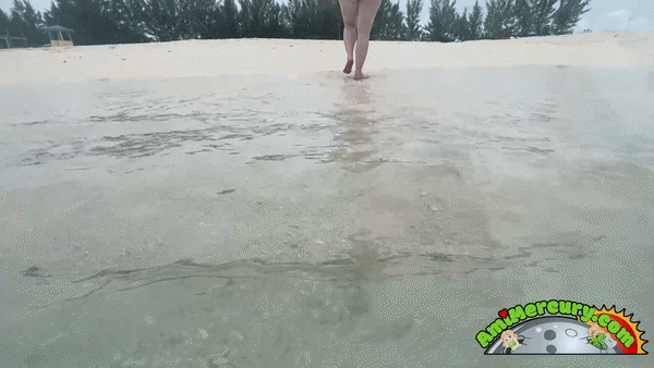 www.amimercury.com - Giantess on the Beach thumbnail